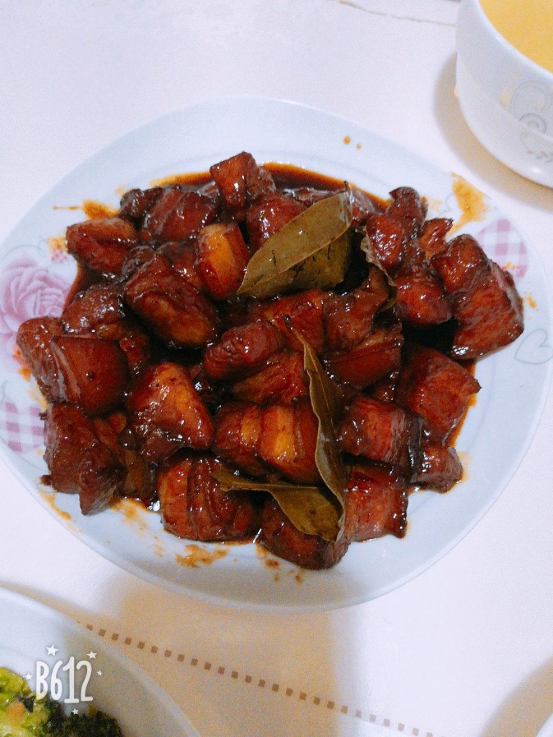 吃着碗里望着锅里的红烧肉