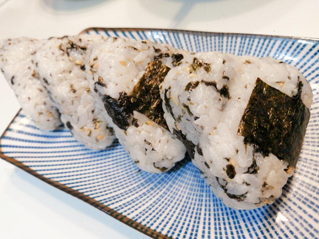 金枪鱼芝麻手捏饭团