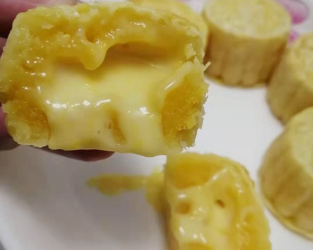 DIY自制奶黄流沙月饼的做法