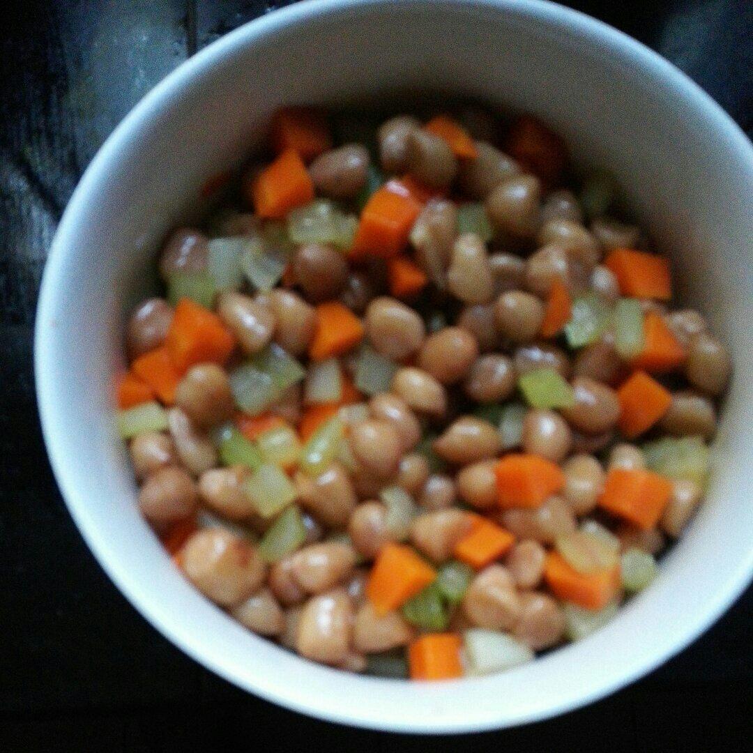 凉拌芹菜花生米胡萝卜
