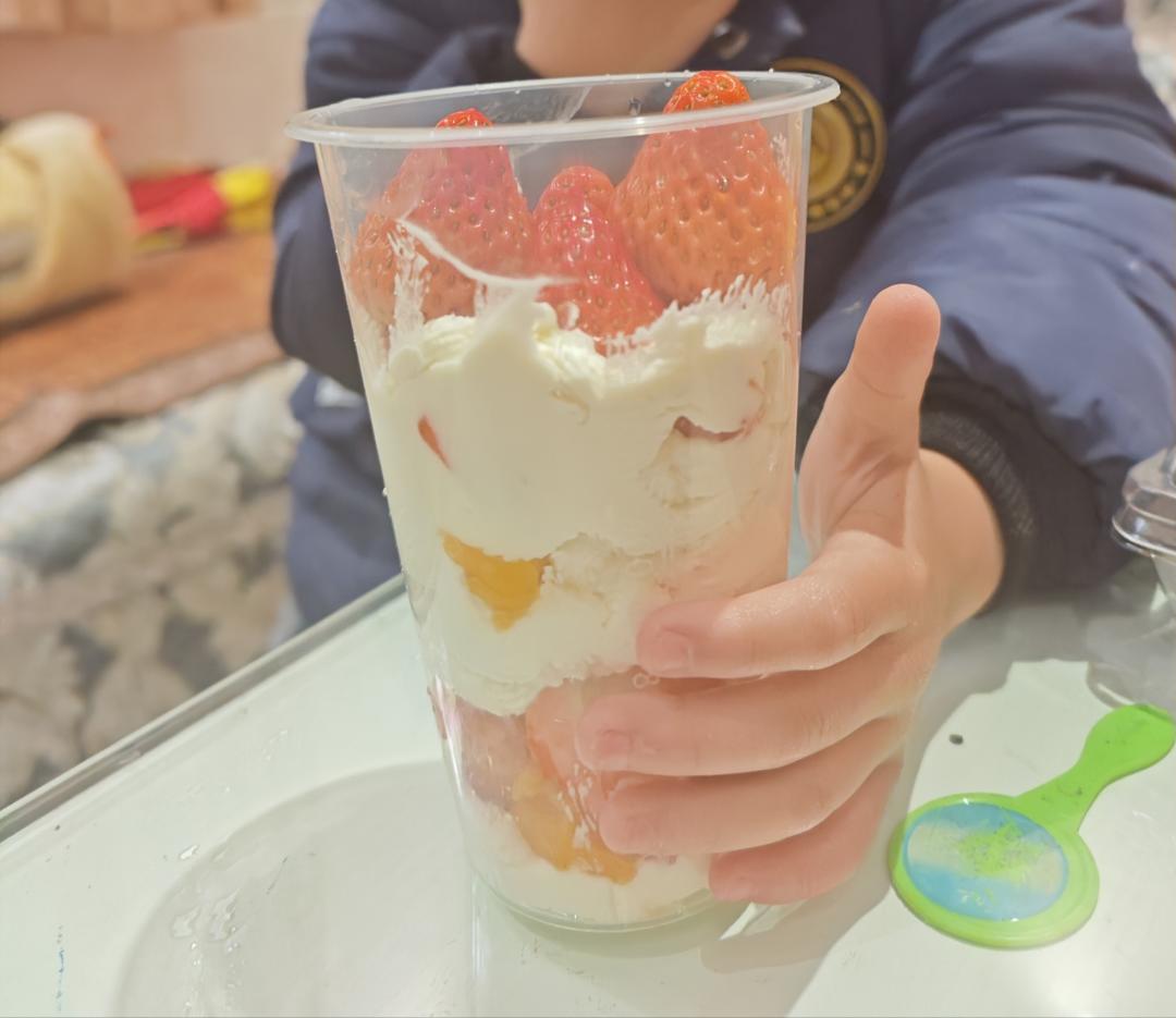 消耗淡奶油水果杯