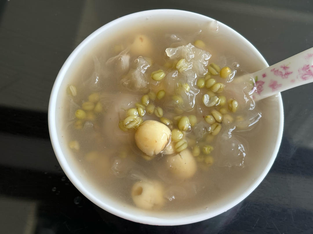 【沐沐酱下厨札记】夏至养生小仙女喝的青麦仁荔枝银耳羹
