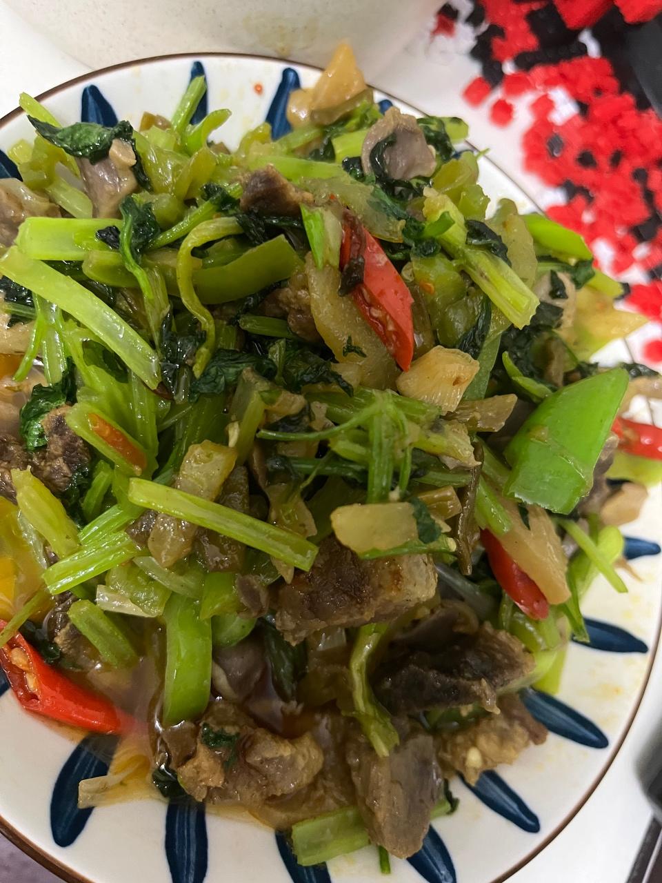 芹菜炒油渣的做法