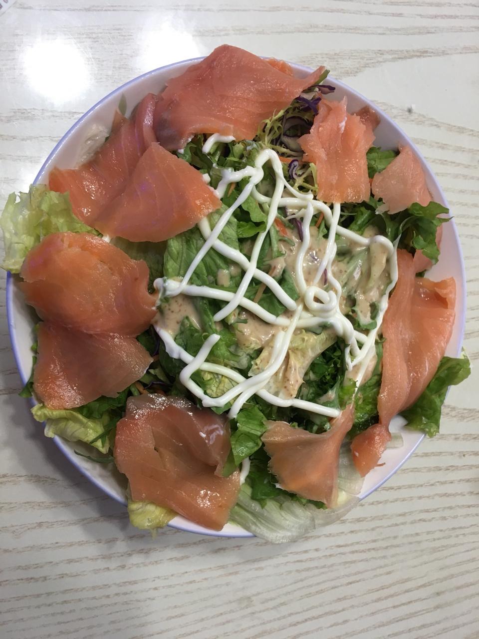 烟熏三文鱼蔬菜沙拉