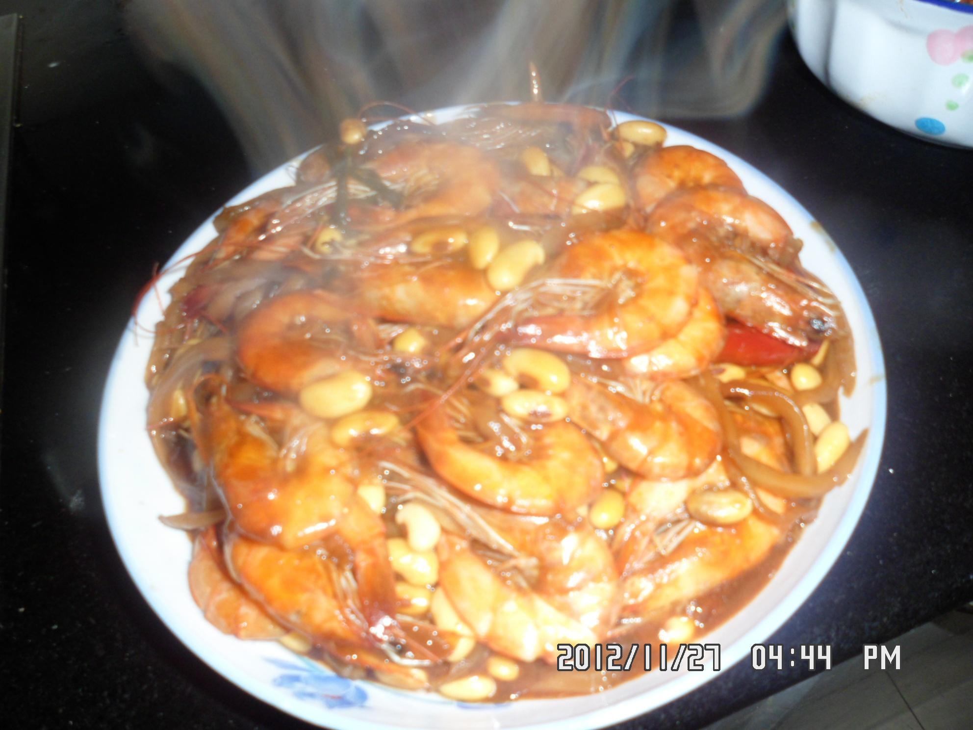咸菜黄豆炖虾的做法