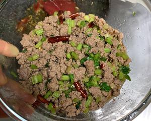 一道简单易做的家常菜😋家人都爱吃的“爆炒芹菜牛肉沫”的做法 步骤9