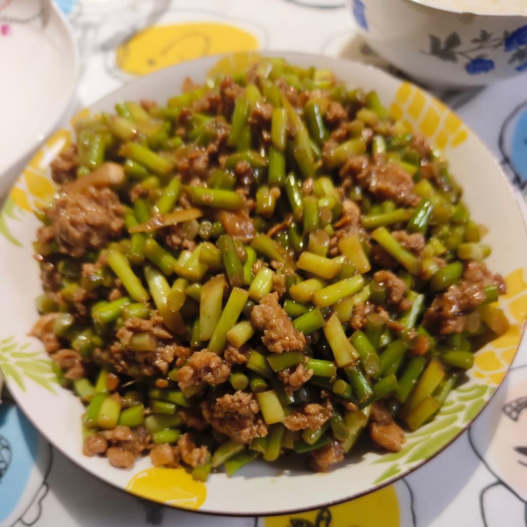 下饭神器蒜苔粒炒肉碎