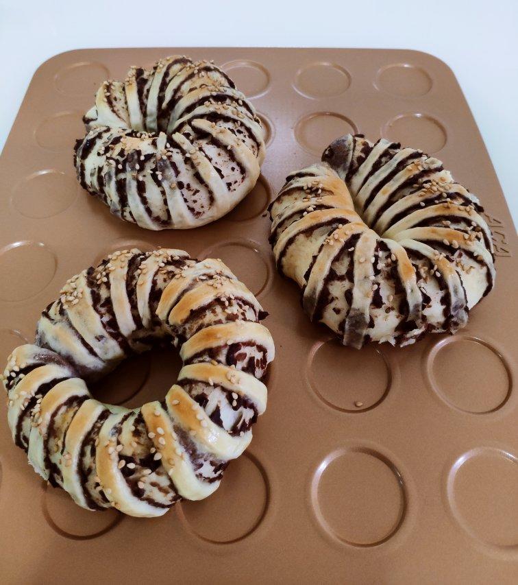 松软可口的红豆沙面包卷