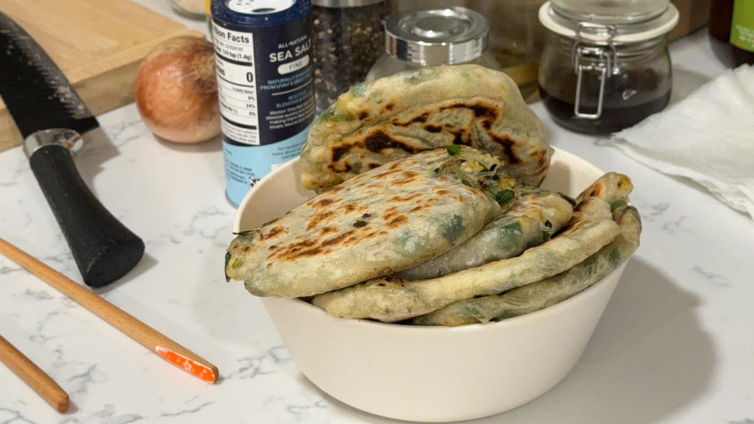 万能饼皮韭菜鸡蛋馅饼，满满的馅大大咬一口