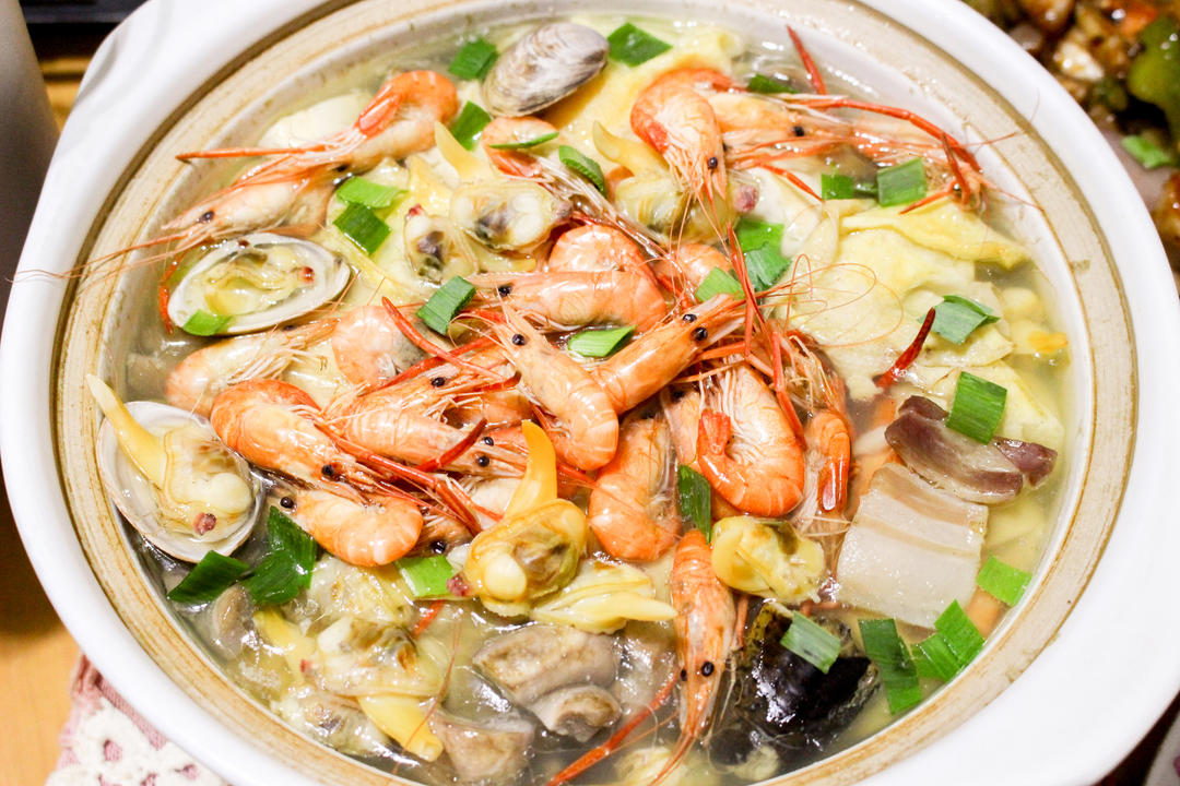 农家一锅鲜#午餐612022年2月16日##家常菜#还放了一条黄鳝和蛋饺