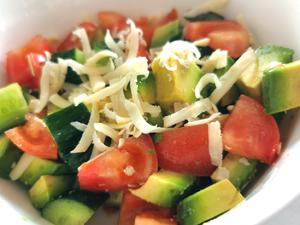 3样食材5分钟 一吃就上瘾的黄瓜牛油果西沙拉的做法 步骤5