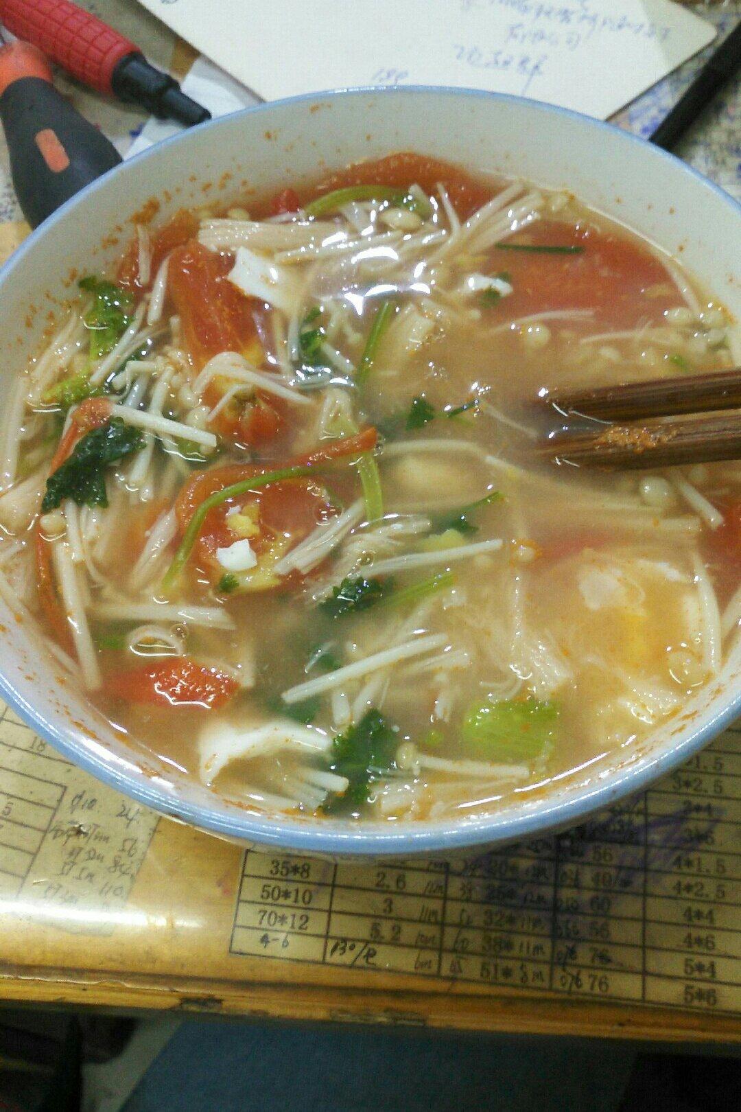 西红柿金针菇汤