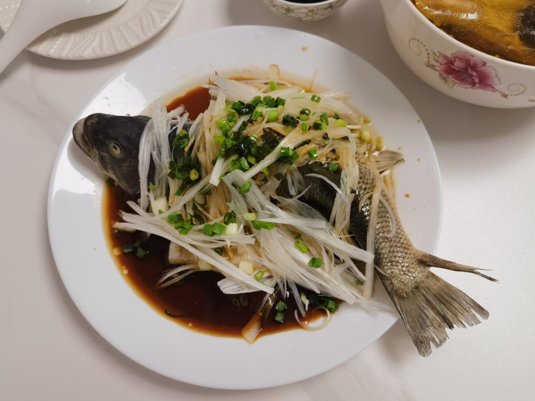 厨师长教你：“清蒸鲈鱼”，鲜嫩美味，内附蒸鱼酱油专业调制方法