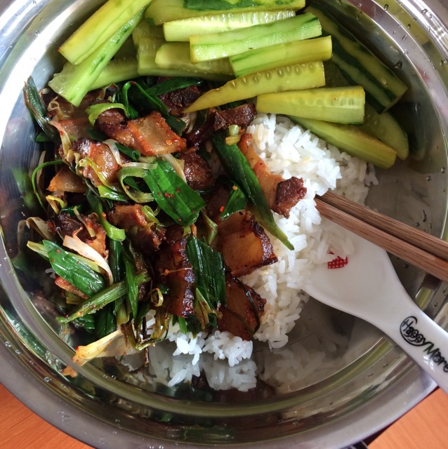 蒜苗炒湖南安化腊肉。