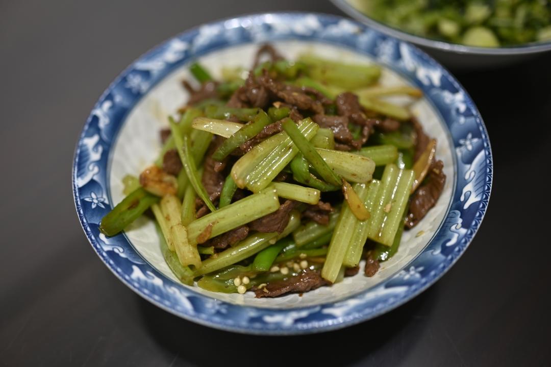 芹菜辣椒炒牛肉