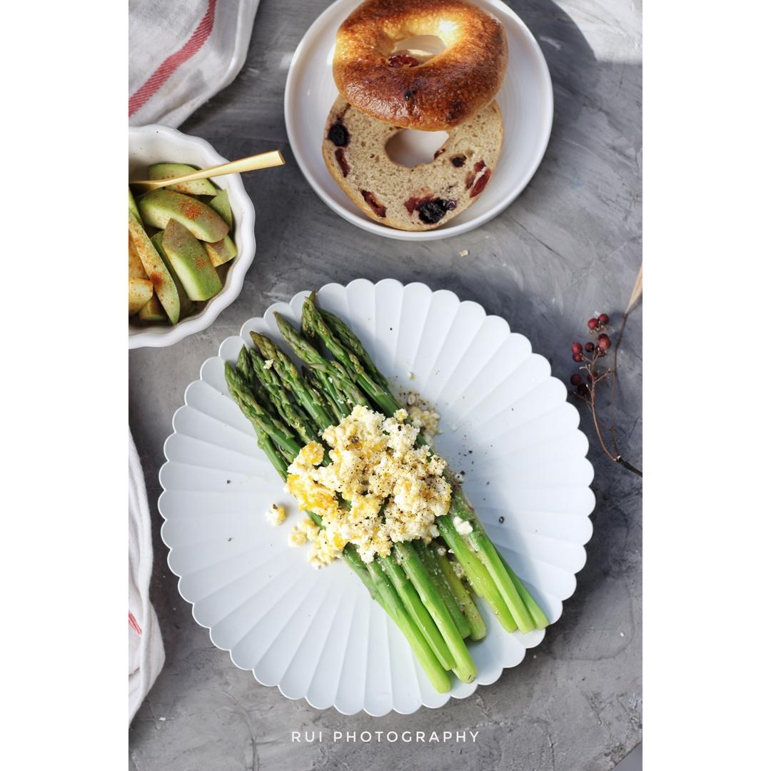 法式芦笋佐鸡蛋黄芥末汁 Asparagus Mimosa