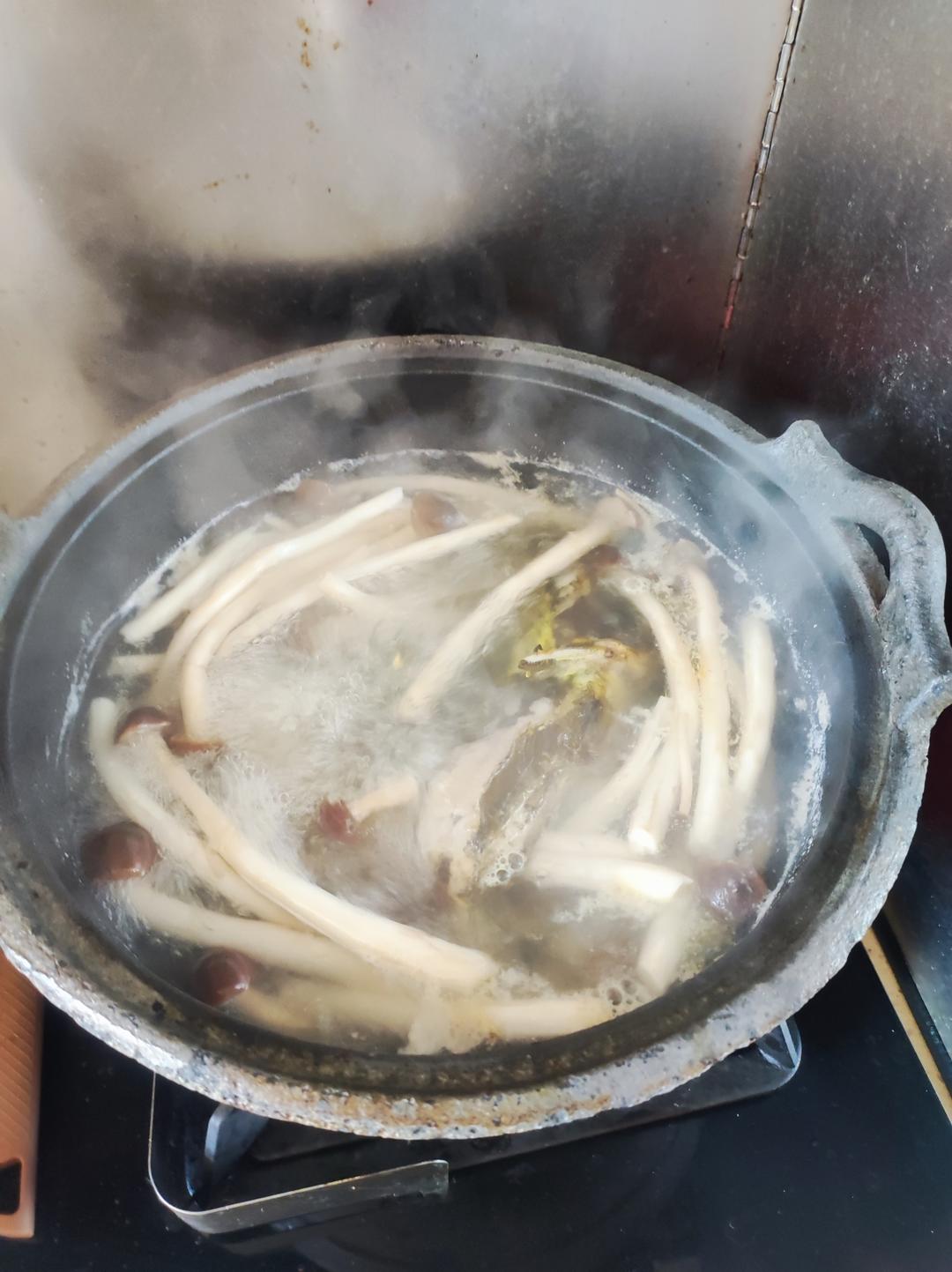 黄骨鱼茶树菇汤的做法 步骤7