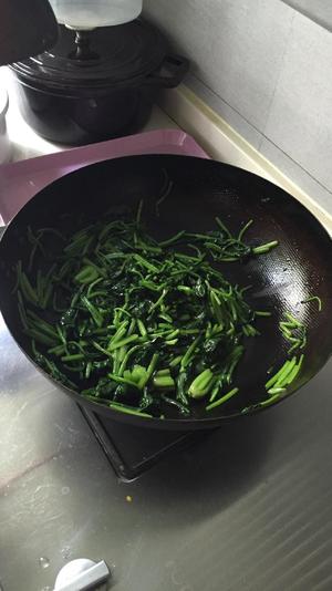 月子餐：炒菠菜的做法 步骤4