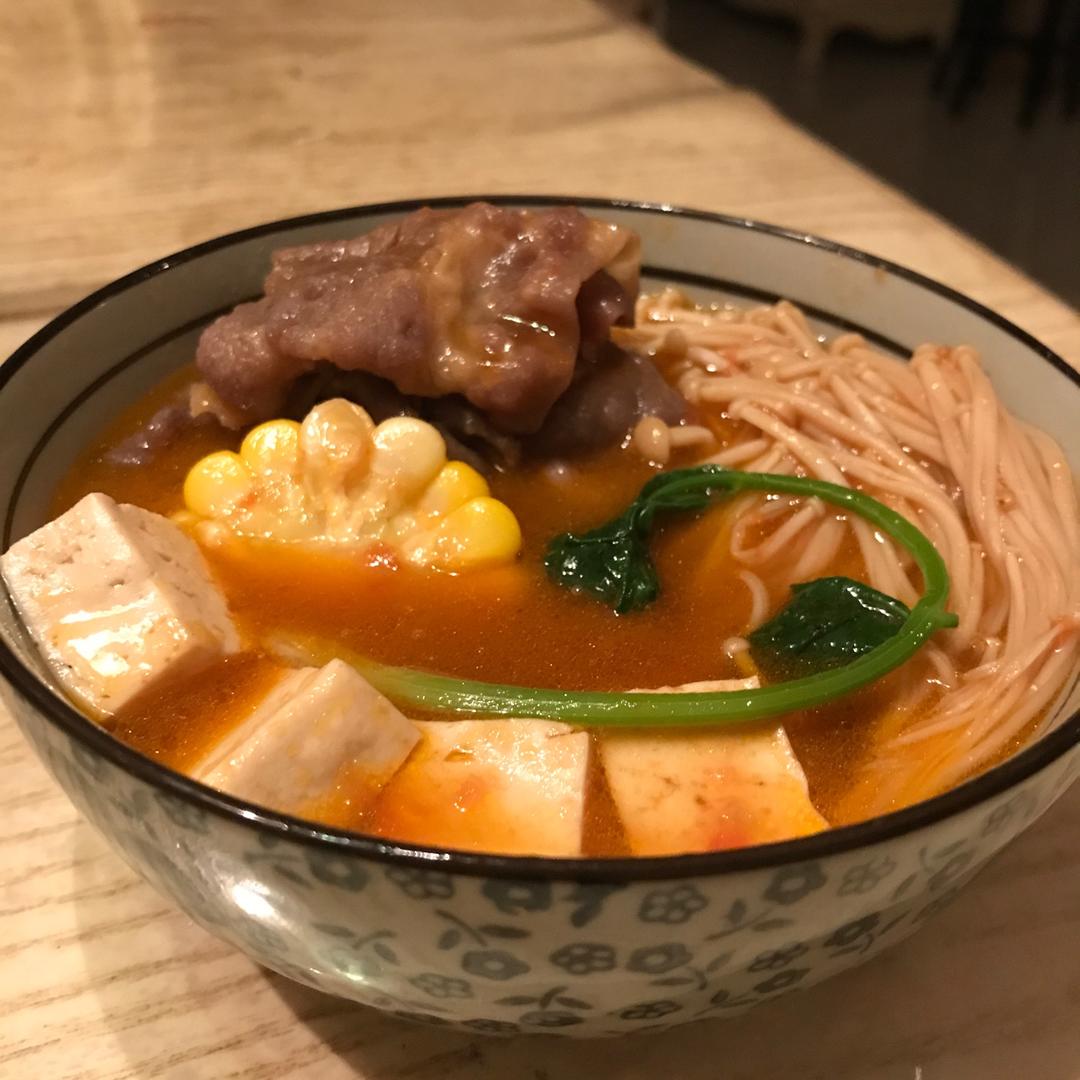 【金针菇番茄肥牛锅】