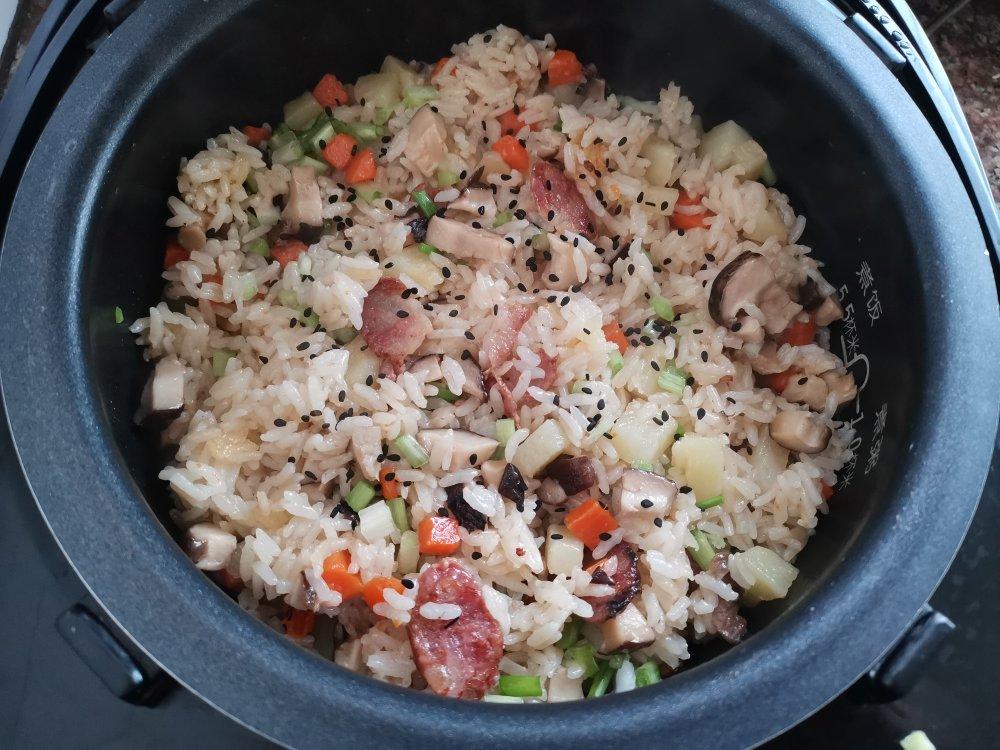电饭锅煮的煲仔腊肠饭（有视频）