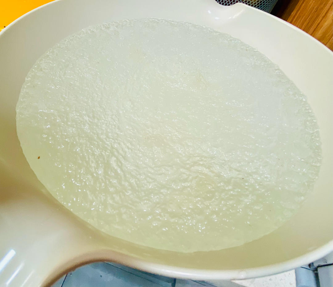 桃胶皂角米雪燕羹