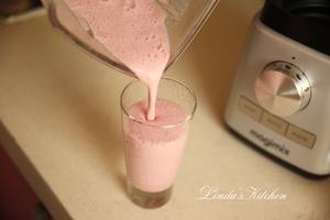 草莓奶昔 夏日饮品 Blender 破壁机的做法 步骤3