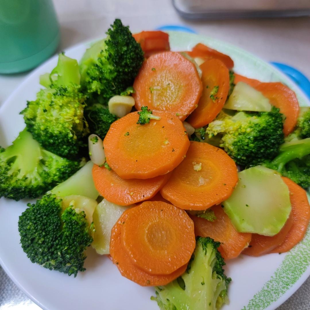 西蓝花炒胡萝卜清爽型～