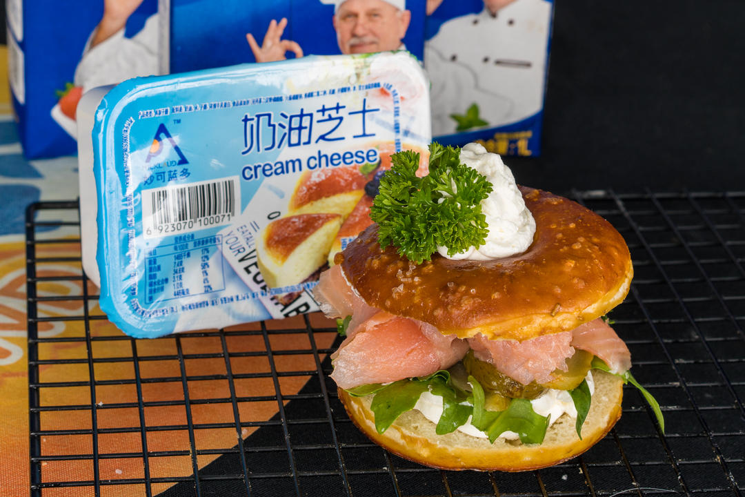 三文鱼海盐芝士碱水包的做法