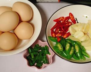 美味巨下饭的家常小炒～辣椒炒荷包蛋！的做法 步骤1