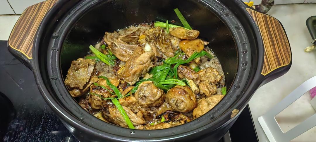 香味十足的沙姜鸡煲