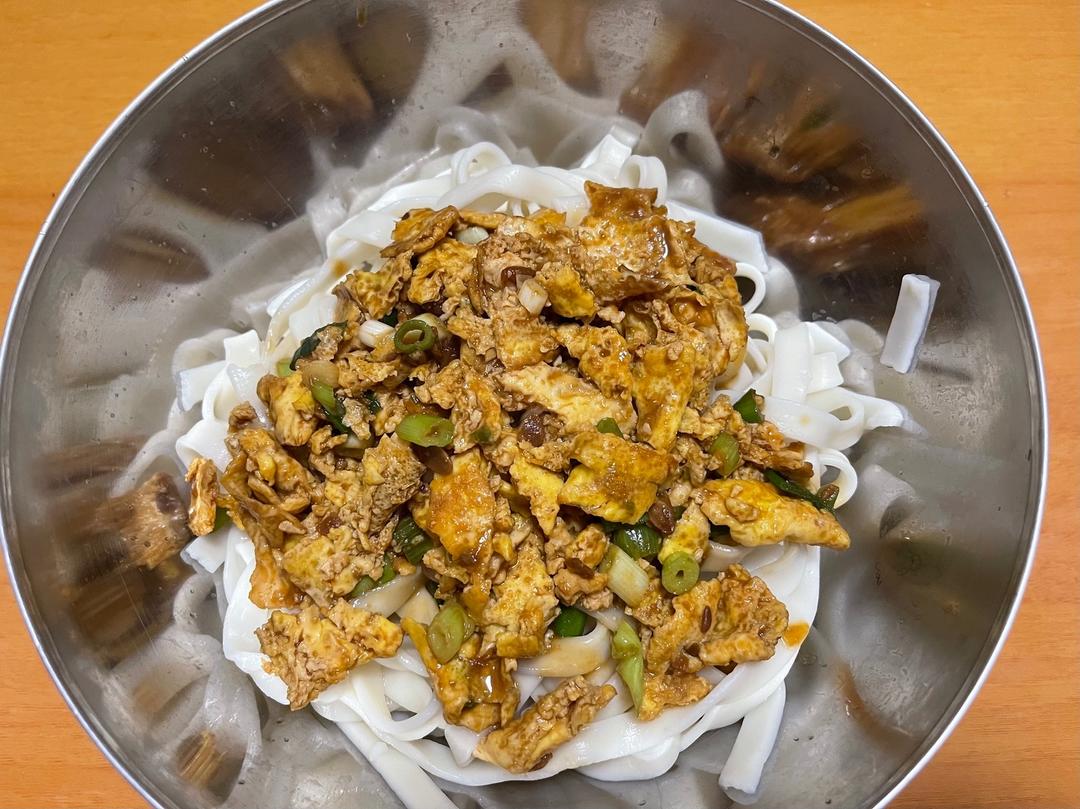 鸡蛋炸酱面的做法