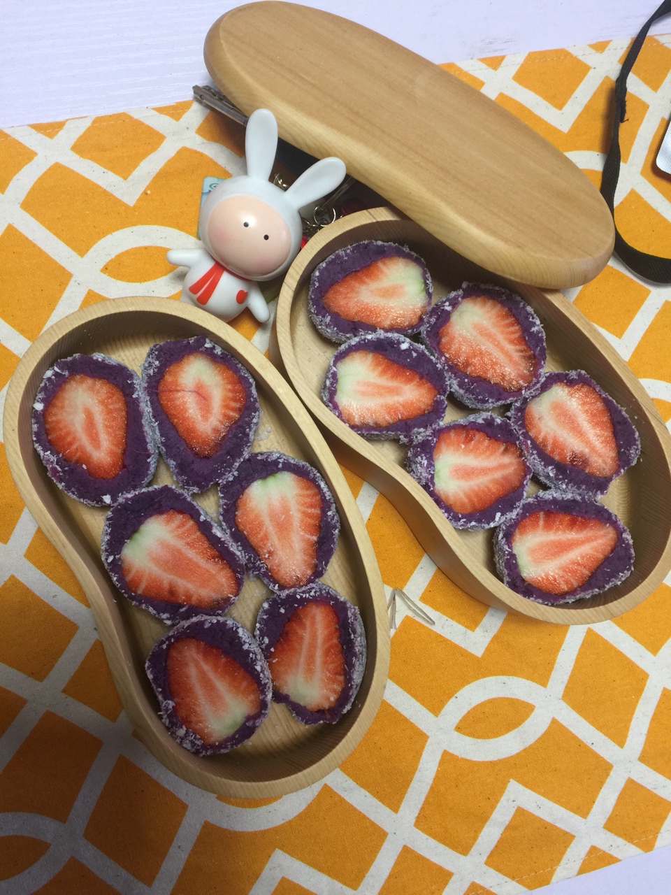 椰蓉紫薯草莓球的做法