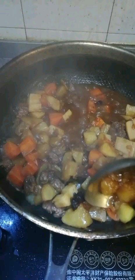 铸铁锅土豆炖牛肉