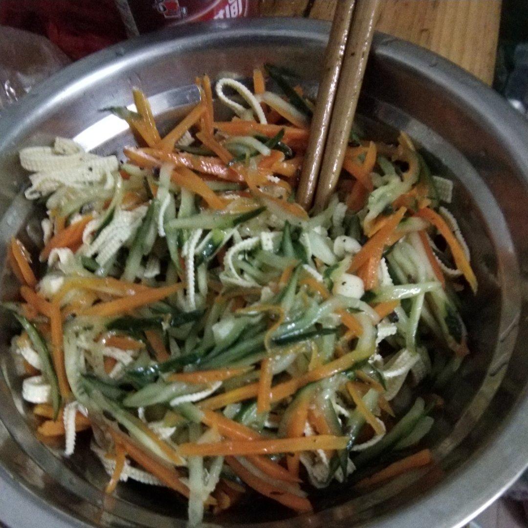超快手的凉拌千张黄瓜胡萝卜丝