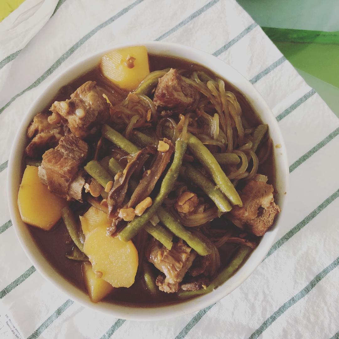 东北名菜——排骨粉条炖豆角