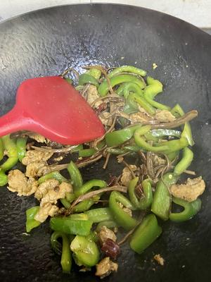 青椒茶树菇炒肉片的做法 步骤3