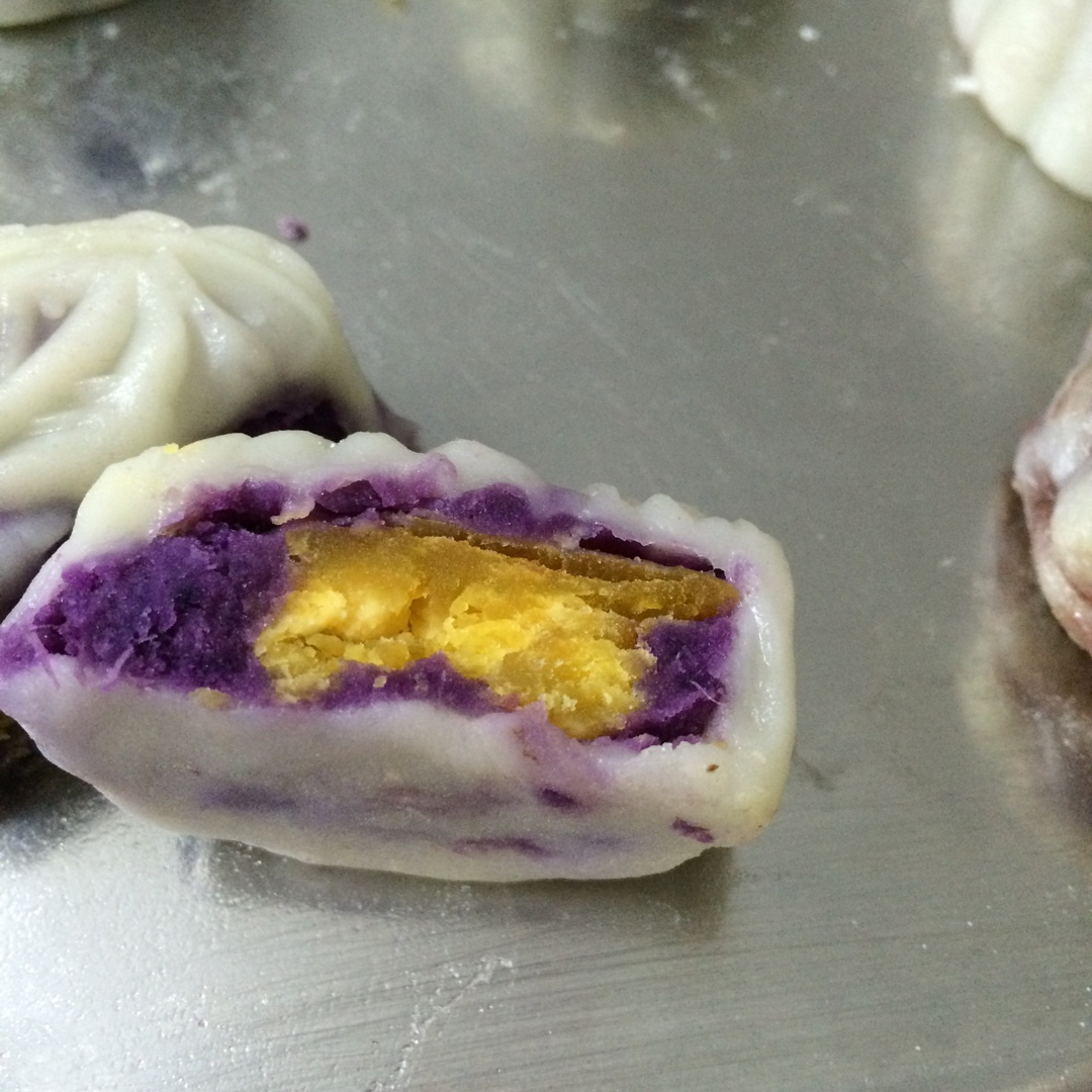 紫薯蛋黄冰皮月饼