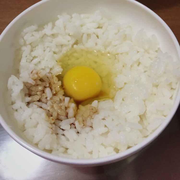 成长的树做的生鸡蛋盖饭