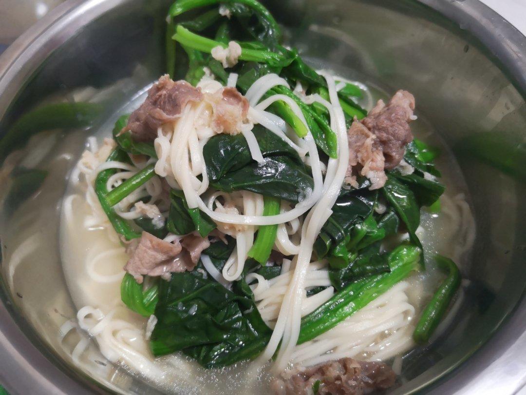 皮皮加做的我们的早餐,蔬菜肥牛面