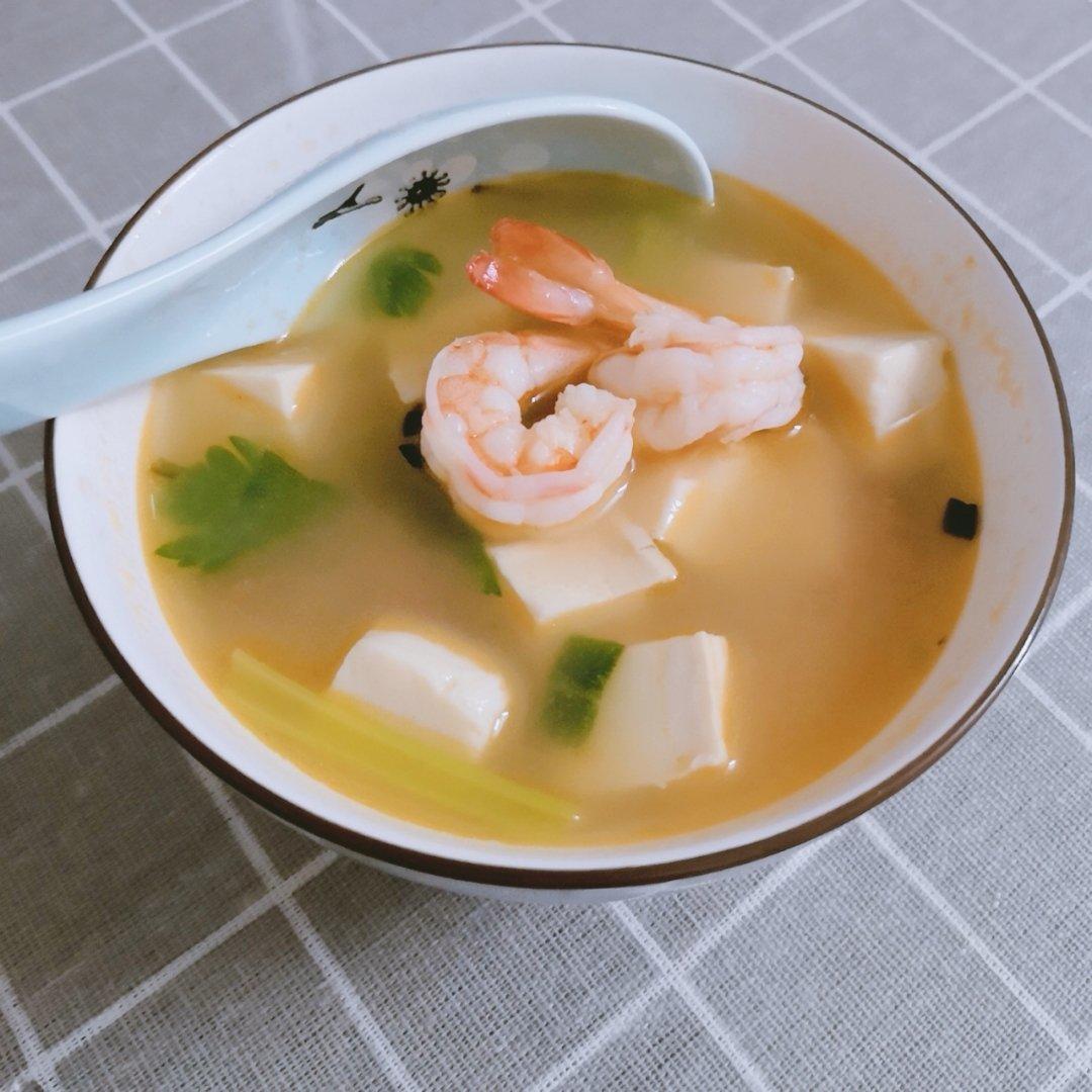 蚁虫三人做的鲜虾豆腐汤