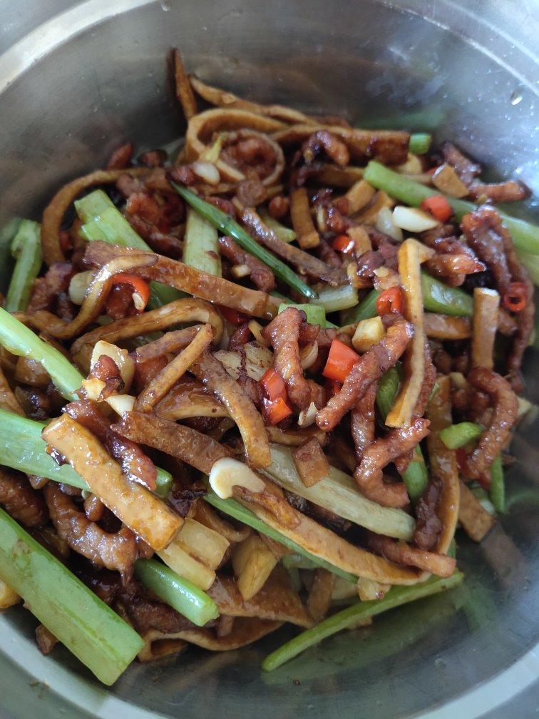 青椒肉丝，这样炒太好吃了。