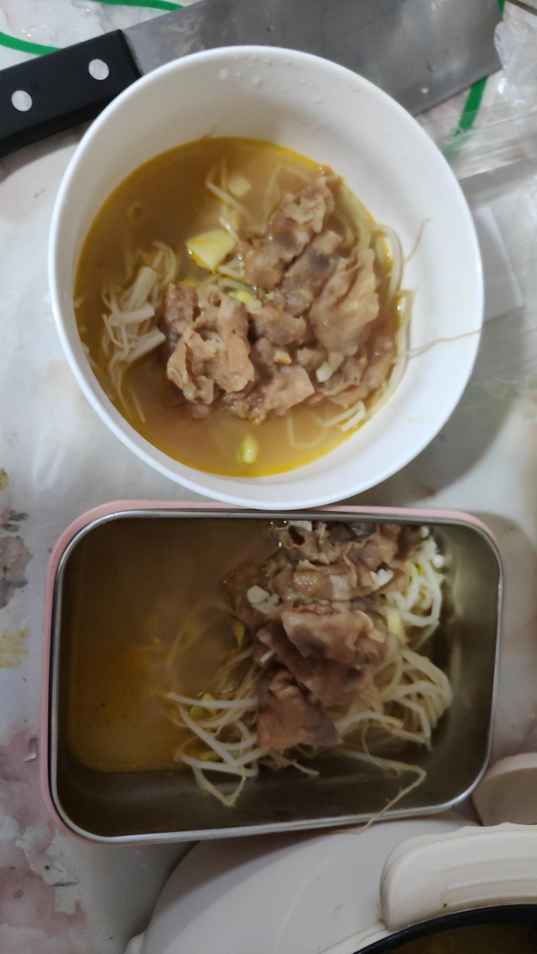 酸汤金针菇肥牛卷