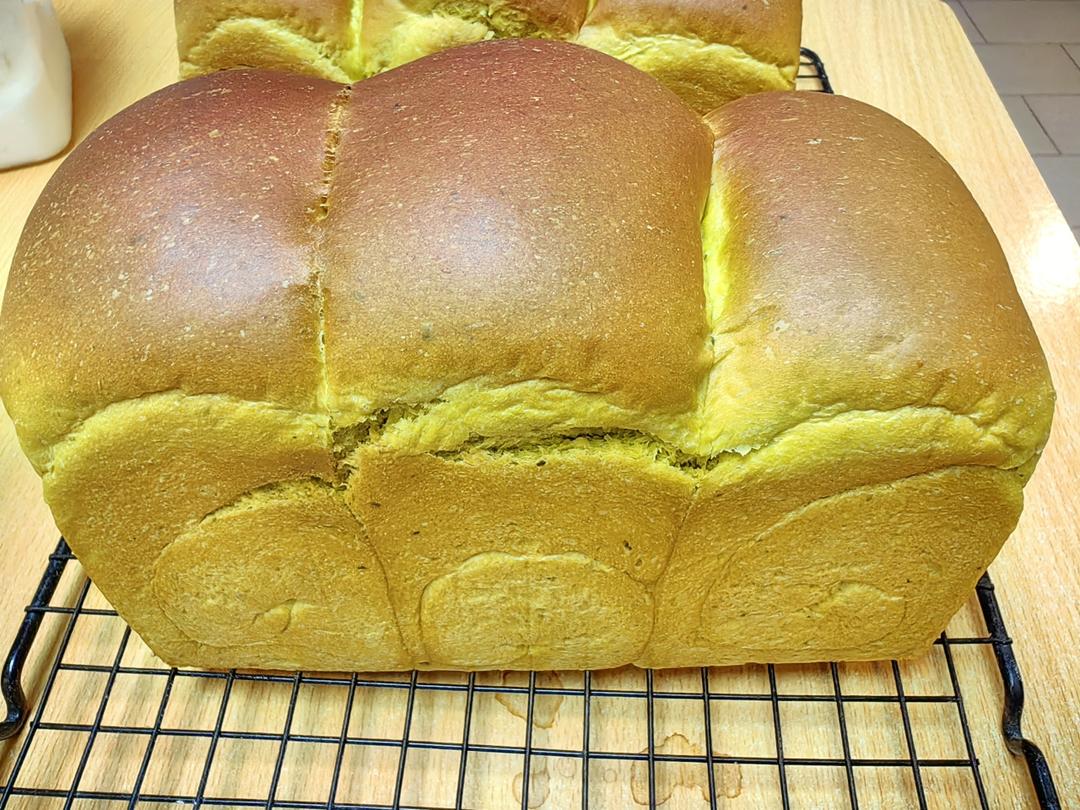 金灿灿的南瓜吐司，松软得没话说！