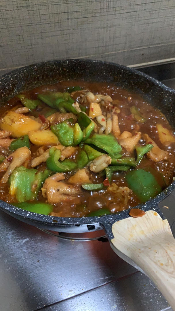 哦吼，软糯的鸡爪，鲜嫩的牛蛙，这锅鸡爪牛蛙煲真真可以吃得连汤汁都不剩！