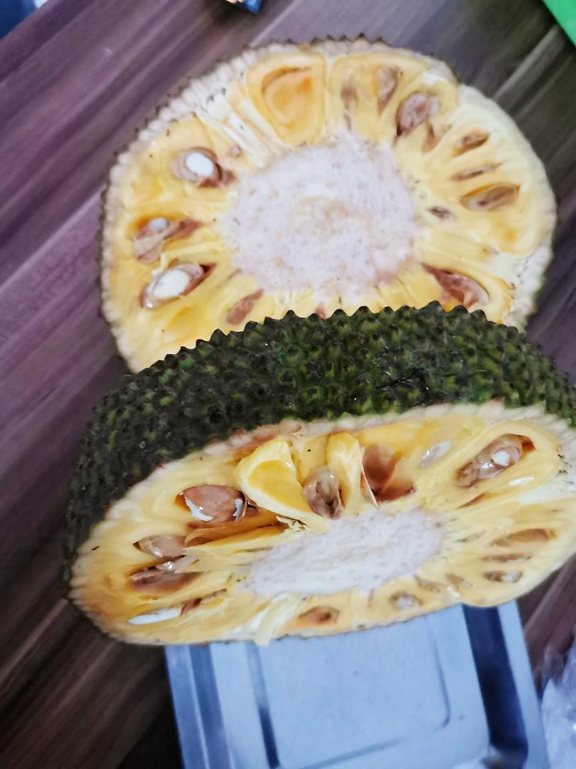 史上最快剝菠蘿蜜的方法（自認為哈哈哈）的做法 步驟2