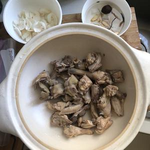 海底椰松茸鸡汤的做法 步骤1