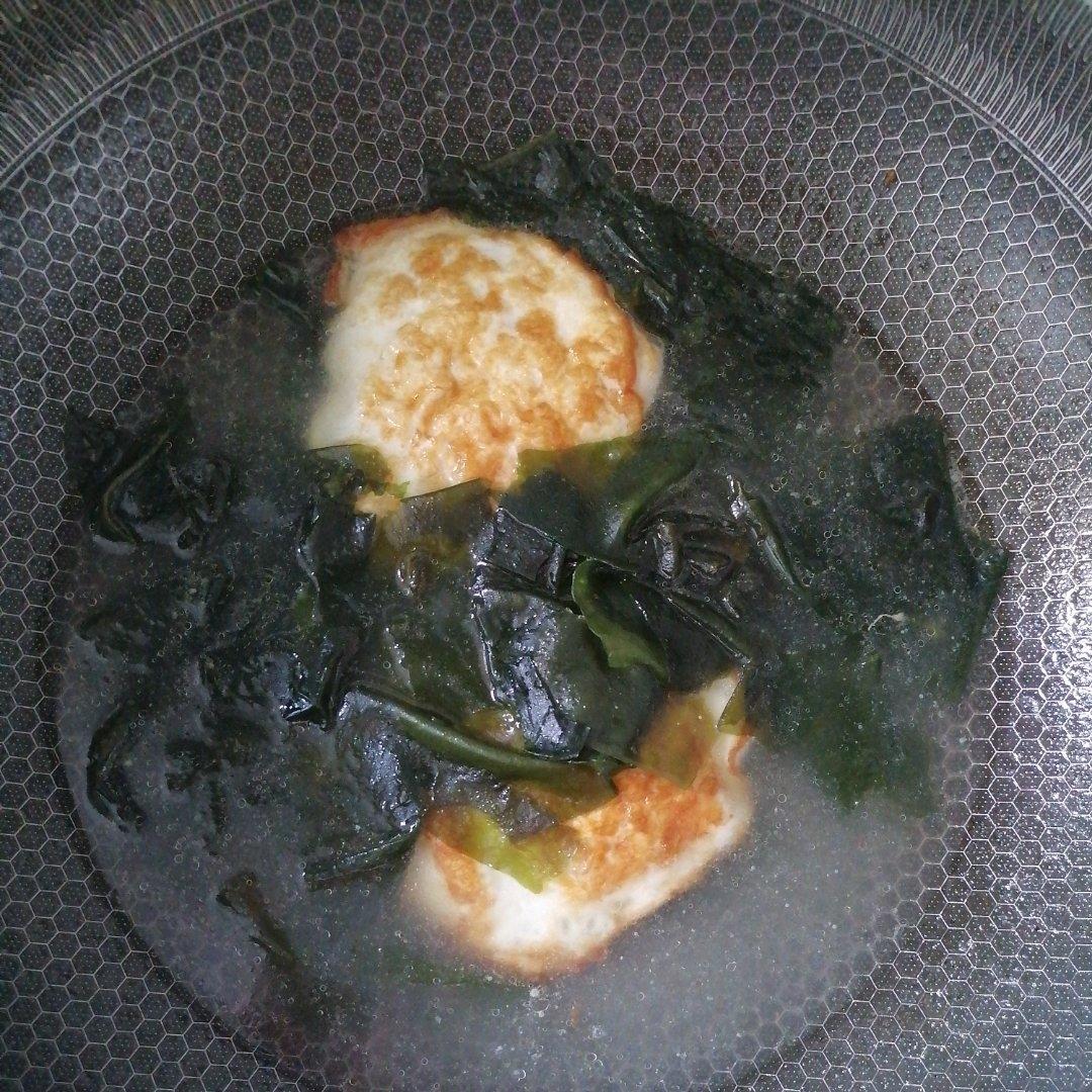 裙带菜煎蛋汤，好喝低脂，五分钟快手汤