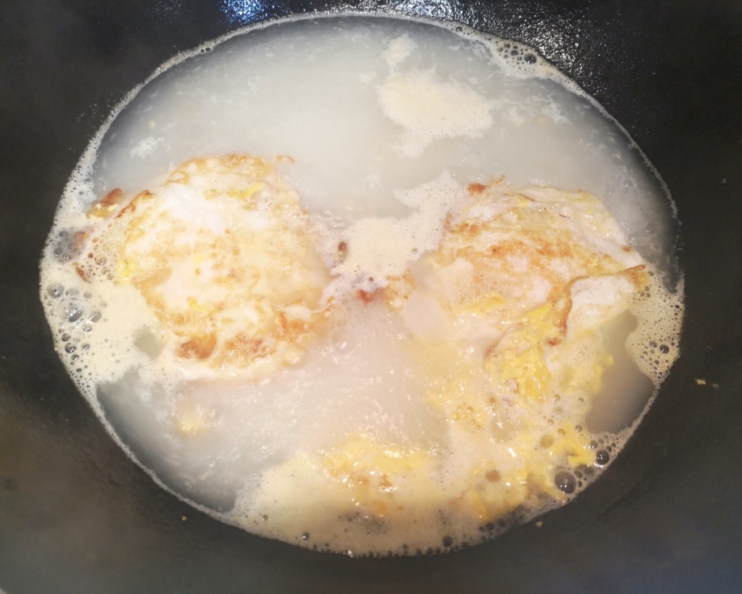 超鲜的煎蛋裙带菜汤的做法 步骤2