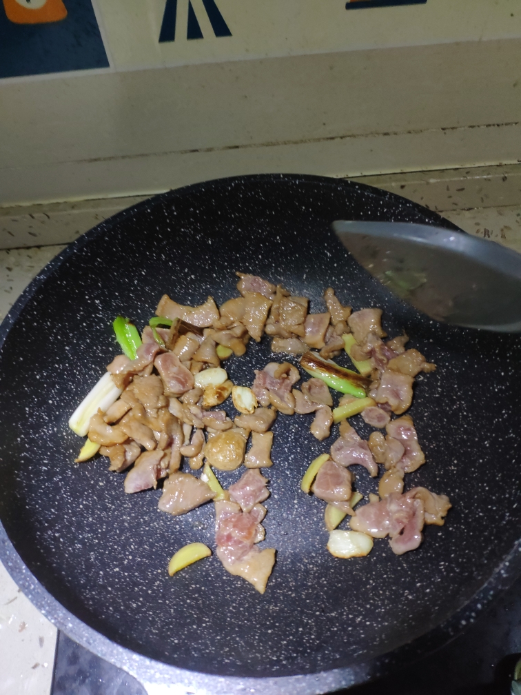 腐竹木耳炒肉的做法 步骤4