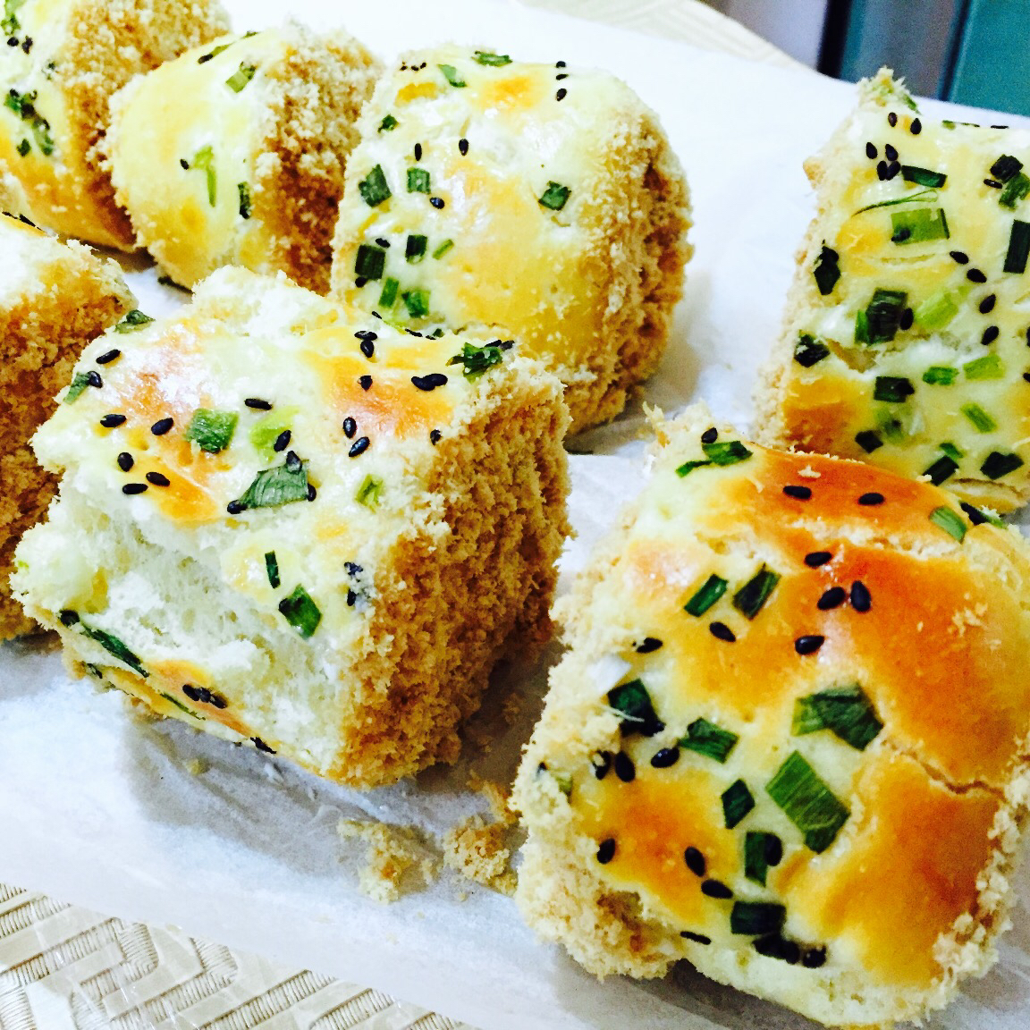 香葱肉松面包卷